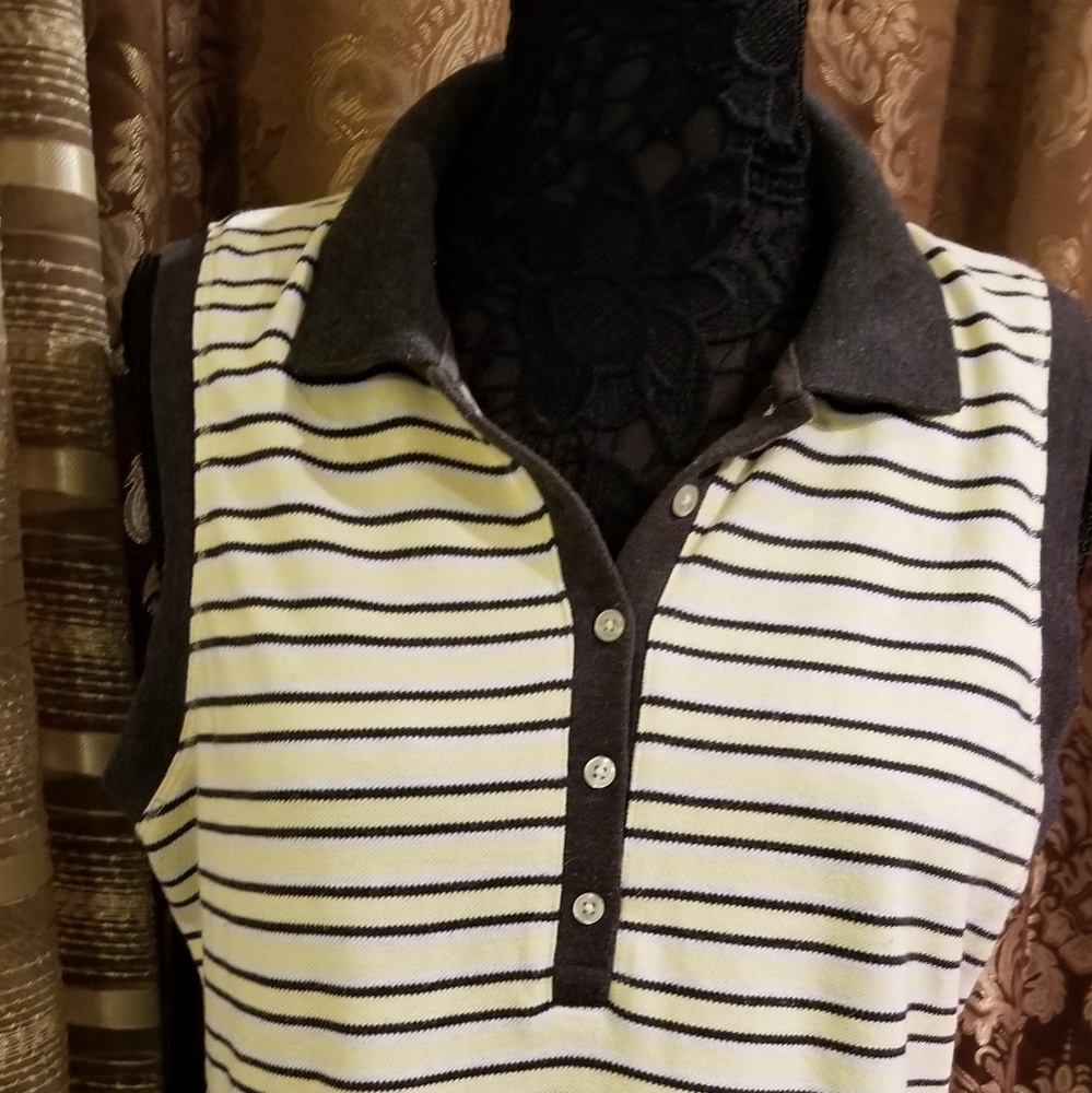 COLLARED SLEEVELESS TOP